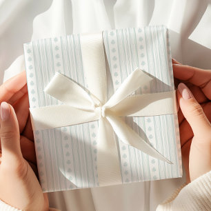 Elegantes hellblau-weiß gestreiftes Geschenkpapier