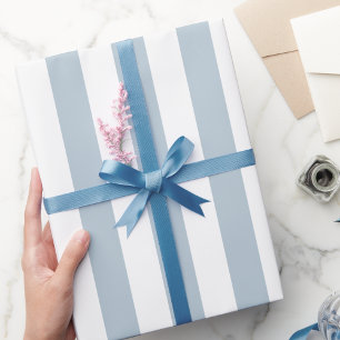 Elegantes hellblau-weiß gestreiftes Muster Geschenkpapier