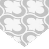 Elegantes hellgraues, weißes Gittermuster Tischdecke (Schrägansicht)