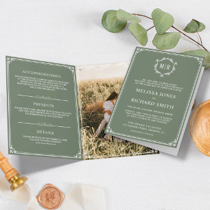 Elegantes Hellgrün und Weiß Monogramm Hochzeit Einladung