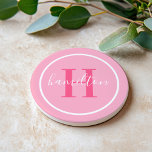 Elegantes, hellrosa, rundes Monogramm Getränkeuntersetzer<br><div class="desc">Das elegante, runde, personalisierte Getränke-Untersetzer-Design zeichnet sich durch ein klassisches Serif-Monogramm aus, das in einer heiß magentafarbenen Rosa-Farbe mit Ihrem Nachnamen in einem modernen, weißen Kalligraphieskript vor einem hübsch hellrosa Hintergrund initiiert wird. Ein einfacher weißer Kreis umrahmt das Design. Das Farbschema kann so angepasst werden, dass es sich perfekt mit...</div>