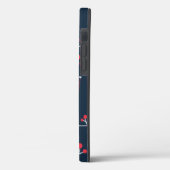 Elegantes, hellrotes Beerenmuster auf Monogramm Case-Mate iPhone Hülle (Rückseite / Links)