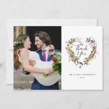Elegantes Hochzeitsfoto mit floralem Herz und Schr