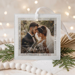 Elegantes Hochzeitsfoto mit minimalistischer Schri Ornament Aus Glas