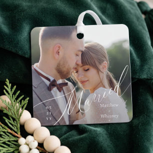 Elegantes Hochzeitsfoto mit minimalistischer Schri Ornament Aus Metall