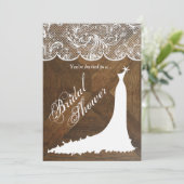 Elegantes Hochzeitskleid und Spitzen auf Stallholz Einladung (Stehend Vorderseite)