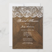 Elegantes Hochzeitskleid und Spitzen auf Stallholz Einladung (Rückseite)