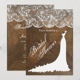 Elegantes Hochzeitskleid und Spitzen auf Stallholz Einladung
