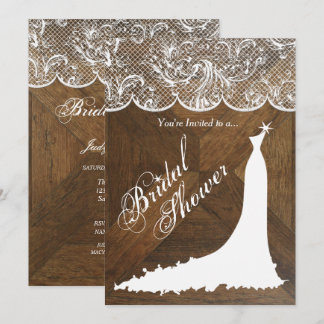 Elegantes Hochzeitskleid und Spitzen auf Stallholz Einladung