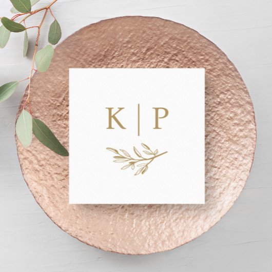 Elegantes Hochzeitsmonogramm mit grünen Blättern  Serviette