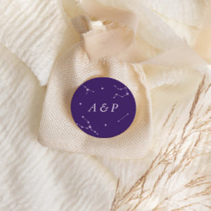 Elegantes Hochzeitsmonogramm mit Sternbild in Lila Runder Aufkleber
