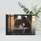 Elegantes Hochzeitsskript-Foto Dankeskarte (Stehend Vorderseite)