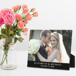Elegantes Hochzeitsstil Personalisiertes Foto Fotoplatte<br><div class="desc">Die schwarze Foto-Plakette für Hochzeitssake,  um sich an Ihren besonderen Tag mit Ihrem Lieblings-Foto zu erinnern. Personalisieren Sie mit Ihren Namen und Hochzeitsdatum in eleganter weißer Typografie.</div>