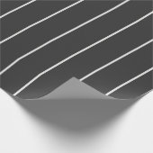 Elegantes Holzkohlemuster Grau-Weiß Pinstripe Must Geschenkpapier (Ecke)