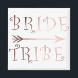 Elegantes Imitat Rose Gold Braut Stammesdesign Magnet<br><div class="desc">Das trendige und stilvolle Design,  das Imitate Rose Gold "Brautstamm" Text und einen Pfeil darstellt. Sie können das Produkt anpassen,  indem Sie die Hintergrundfarbe auswählen.</div>