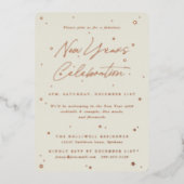 Elegantes Ivory Scattered Stars New Year Party Folieneinladung (Vorderseite)