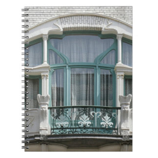 Elegantes Jugendstil: Stilvolles Balkonfenster Notizblock