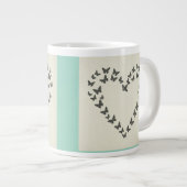 Elegantes Jumbo Cup Design - Schmetterlingsherz Si Jumbo-Tasse (Vorderseite Rechts)