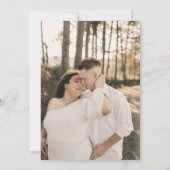 Elegantes Kalligrafie Script Schlicht White Weddin Save The Date (Rückseite)