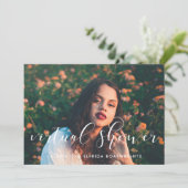 Elegantes Kalligrafie Virtual Brautparty Foto Einladung (Stehend Vorderseite)