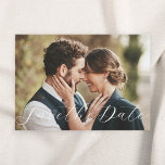 Elegantes Kalligrafisches Foto Save the Date<br><div class="desc">Eine individuell gestaltete Hochzeit spart die Dattelkarte mit schlichter Gestaltung und eleganter Kalligrafie.</div>