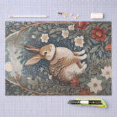 Elegantes Kaninchen Gerahmt von Blume und Blätter Seidenpapier (Handwerk)