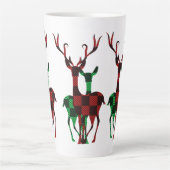 Elegantes Kariertes Rentier-Paar Red & Green Buffa Milchtasse (Vorderseite)