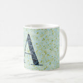 Elegantes, klassisches Blumenmonogramm A in Blau m Kaffeetasse (VorderseiteRechts)