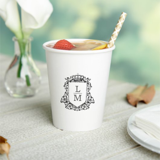 Elegantes klassisches Monogramm Wappen Custom Wedd Pappbecher (In Situ)