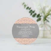 Elegantes Korallendesign und weiche Grau-Spitzen-D Einladung (Stehend Vorderseite)