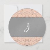 Elegantes Korallendesign und weiche Grau-Spitzen-D Einladung (Rückseite)