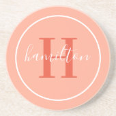 Elegantes Korallenorange rundes Monogramm Script Getränkeuntersetzer (Vorne)