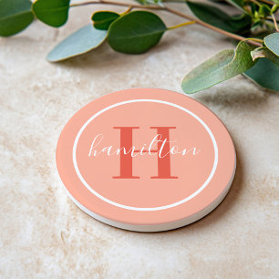 Elegantes Korallenorange rundes Monogramm Script Getränkeuntersetzer