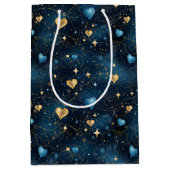 Elegantes kosmisches Herz in Blau und Gold Mittlere Geschenktüte (Vorderseite)
