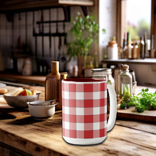 Elegantes Landpicknick mit weiß-rotem Karo Zweifarbige Tasse
