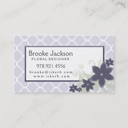 Elegantes Lavendel Quatrefoil Muster mit Blumen Visitenkarte (Vorderseite)
