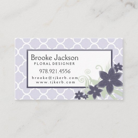 Elegantes Lavendel Quatrefoil Muster mit Blumen Visitenkarte (Vorderseite)