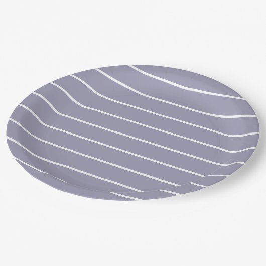 Elegantes Lavendel- und Weißgestreifmuster Pappteller (Schrägansicht)