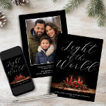 Elegantes Licht der Weltbibel Weihnachten<br><div class="desc">Modernes Elegantes Licht der World Bible Verse Weihnachtskarte mit eleganten Bildern auf der Vorderseite und Platz für Ihr Foto und Informationen auf der Rückseite. Bitte kontaktieren Sie uns unter cedarandstring@gmail.com ,  wenn Sie Hilfe beim Design oder den passenden Produkten benötigen.</div>