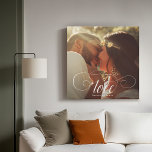 Elegantes Liebe Calligraphy Couple Wedding Foto Künstlicher Leinwanddruck<br><div class="desc">Eleganter Hochzeitssake für Newlyweds,  Valentinstag,  Verlobung,  Präsentation Ihres Lieblingspärchens Foto mit modernen Skriptkalligrafien Lesen Sie LIEBE über Ihren eigenen Text wie Namen und / oder Datum oder eine persönliche Nachricht über einen dunklen Farbverlauf,  um die Typografie zu heben.</div>