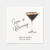 Elegantes "Liebe is Brewing" Espresso Martini Them Serviette (Vorderseite)