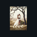 Elegantes Liebe-Skript Hochzeitsskript-Foto Leinwanddruck<br><div class="desc">Tauchen Sie ein in die verzauberte Verzauberung von frisch vermählten Glückseligkeiten mit dem Foto Canvas Print, einem exquisiten Porträt der Liebe, das an diesem magischen Tag geteilt wird. Diese gedehnte Leinwand ist nicht nur ein Schauspiel; sie ist die Leinwand Ihrer Liebe, ein ausgeklügeltes Emblem der gelobten Menschen und die lebenslange...</div>