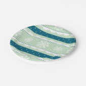 Elegantes Light Green Christmas Snowflake Design Pappteller (Schrägansicht)