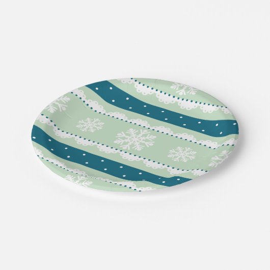 Elegantes Light Green Christmas Snowflake Design Pappteller (Schrägansicht)