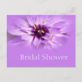 Elegantes lila Brautparty mit daisy Blume Einladungspostkarte