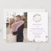 Elegantes Lila Floral Monogram Foto Hochzeit Einladung (Vorderseite)