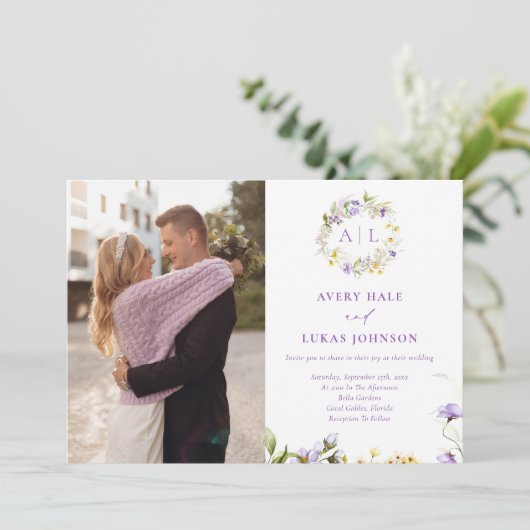 Elegantes Lila Floral Monogram Foto Hochzeit Einladung (Stehend Vorderseite)