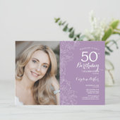 Elegantes Lila florales Foto 50. Geburtstag Einladung (Stehend Vorderseite)