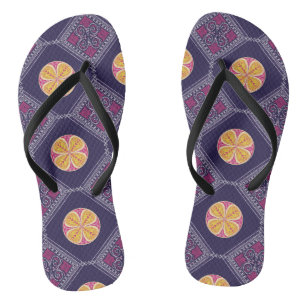 Elegantes Lila Gewebe mit gelbem Blumenmuster Badesandalen