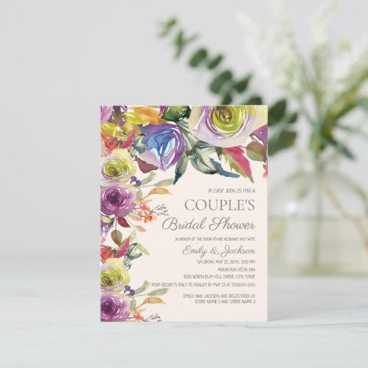 Elegantes Lila Gold Floral Couple-Brautparty Einladung (Stehend Vorderseite)
